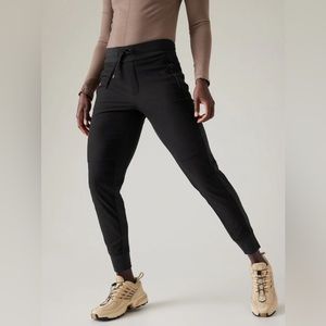 Athleta Headlands Hybrid Trek Jogger Size 12